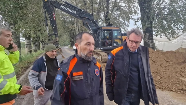 A seguito del maltempo che sta colpendo da ieri la Romagna e il Bolognese, a Faenza, "nella zona di via Cimatti stiamo intervenendo costruendo uno sbarramento e posizionando blocchi di cemento per fermare le acque che potrebbero arrivare dal torrente Marzeno". Così, sul suo profilo Facebook, il sindaco della città romagnola, Massimo Isola, che sottolinea come abbia "anche emanato un'ordinanza di evacuazione per i piani terra di tutta l'area" mentre "il fiume Lamone in questo momento è sotto controllo, ma la sorveglianza e il monitoraggio sono costanti. Inoltre, osserva, in aggiunta "alle chiusure disposte per la giornata di domani, ho da poco firmato diverse ordinanze di evacuazione preventiva che riguardano le zone più a rischio", 18 settembre 2024.   NPK   Facebook / Massimo Isola    +++ ATTENZIONE LA FOTO NON PUO' ESSERE PUBBLICATA O RIPRODOTTA SENZA L'AUTORIZZAZIONE DELLA FONTE DI ORIGINE CUI SI RINVIA +++   +++ NO SALES; NO ARCHIVE; EDITORIAL USE ONLY +++