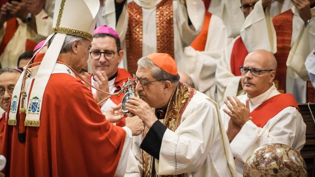 Un momento del prodigio dello scioglimento del sangue di San Gennaro.  Napoli 19 Settembre 2024. ANSA/CESARE ABBATE/