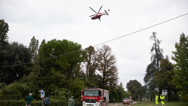 Evacuazione con elicottero a Traversara, la frazione di Bagnacavallo allagata dopo la rottura dell'argine del fiume Lamone, 19 settembre 2024. /// Evacuation by helicopter in Traversara, the hamlet of Bagnacavallo flooded after the break of the Lamone river embankment, Emilia Romagna region, 19 September 2024. ANSA/MAX CAVALLARI