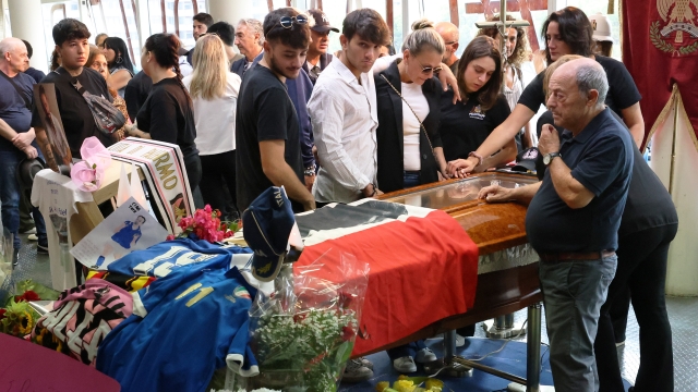 La famiglia di Totò Schilaci la moglie i figli e i suoi genitori attorno al feretro  - La camera ardente di Totò Schillaci allo stadio Renzo Barbera di Palermo via vai continuo di cittadini per l'ultimo saluto al campione.  19 Settembre , 2024, Palermo Sicilia - Italia ( Foto Alberto Lo Bianco/LaPresse)   The family of Totò Schilaci, his wife, his children and his parents around the coffin in the  The funeral home of Totò Schillaci at the Renzo Barbera stadium in Palermo, the constant coming and going of citizens for the last farewell to the champion - September 19, 2024, Palermo Sicilia - Italia ( Photo Alberto Lo Bianco/LaPresse)