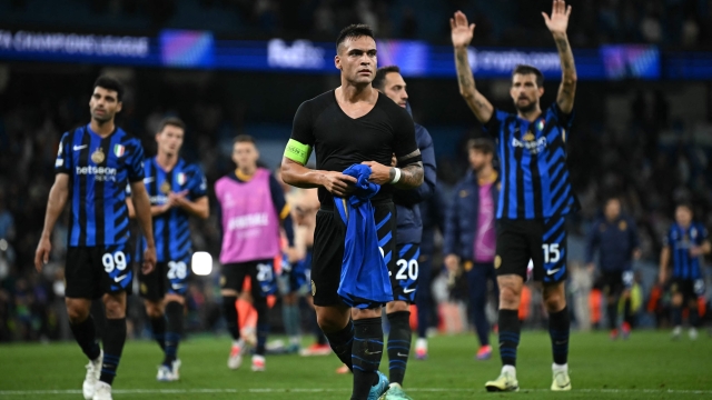 Inter Milan's Argentine forward #10 Lautaro Martinez (C) and teammates come over to thank fans after the UEFA Champions League, league phase football match between Manchester City and Inter Milan at the Etihad stadium, in Manchester, north-west England, on September 18, 2024. The game ended 0-0. (Photo by Paul ELLIS / AFP)