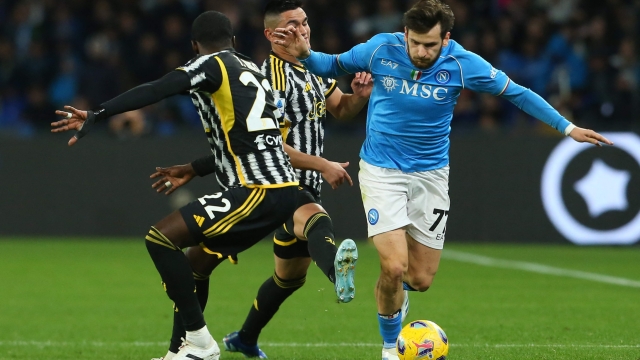 Napoli's Georgian forward #77 Khvicha Kvaratskhelia (R) fights for the ball with Juventus' Italian defender #27 Andrea Cambiaso and Juventus' American midfielder #22Timothy Weah during the Italian Serie A football match SSC Napoli vs FC Juventus at the Diego-Armando-Maradona stadium in Naples, on March 3 2024. (Photo by CARLO HERMANN / AFP)