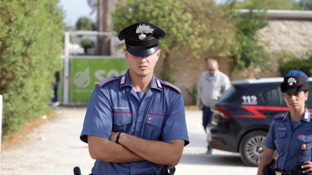 I carabinieri all'esterno del locale della litoranea di Molfetta (Bari) dove nella notte nel corso di una rissa, una ragazza di Bari è morta dopo essere stata raggiunta da un colpo di arma da fuoco e altri due ragazzi sono rimasti feriti a Molfetta,  22 settembre 2024.