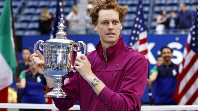 epa11593780 Jannik Sinner of Italy kisses the US Open Championship Trophy after winning the men's final match of the US Open Tennis Championships at the USTA Billie Jean King National Tennis Center in Flushing Meadows, New York, USA, 08 September 2024.  EPA/CJ GUNTHER