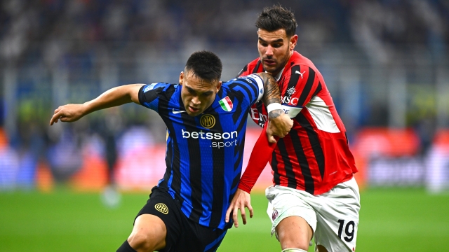 MILAN, ITALY - SEPTEMBER 22: Lautaro Martinez of FC Internazionale battles for the ball with Theo Hernandez of AC Milan during the Serie A match between FC Internazionale and AC Milan at Stadio Giuseppe Meazza on September 22, 2024 in Milan, Italy. (Photo by Mattia Pistoia - Inter/Inter via Getty Images)