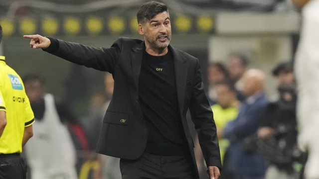 AC Milan's head coach Paulo Fonseca gestures during the Serie A soccer match between Inter Milan and AC Milan at the San Siro stadium in Milan, Italy, Sunday, Sept.22, 2024. (AP Photo/Luca Bruno)