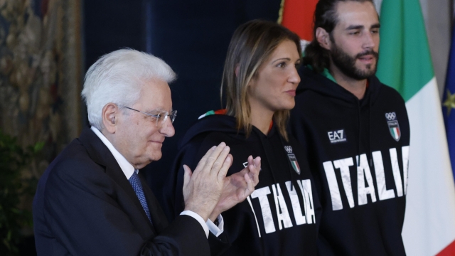 Il Presidente della Repubblica Sergio Mattarella   (S) Arianna Errigo (C) e Gianmarco Tamberi durante la cerimonia di restituzione della Bandiera degli atleti italiani di ritorno dai Giochi Olimpici e Paralimpici di Parigi 2024, Quirinale, Roma 23 settembre 2024. ANSA/FABIO FRUSTACI