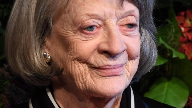 epa08023070 British actress Dame Maggie Smith arrives to attend the 65th Evening Standard Theatre Awards in central London, Britain, 24 November 2019.  EPA/ANDY RAIN EDITORIAL USE ONLY IN RELATION TO THE STATED EVENT  EDITORIAL USE ONLY