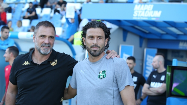 Mister Luca D'Angelo Spezia e mister Fabio Grosso Sassuolo durante la partita tra Sassuolo e Spezia  del Campionato italiano di calcio Serie BKT 2024/2025 - Mapei Stadium Reggio Emilia Italia - 28 settembre  2024 - Sport (foto di Gianni Santandrea/LaPresse)