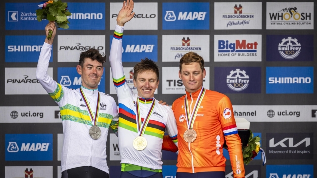 epa11632533 (L-R) Silver medalist Ben O'Connor of Austrailia, gold medalist Tadej Pogacar of Slovenia, and bronze medalist Mathieu van der Poel of Netherlands pose on the podium for the Men Elite Road Race at the 2024 UCI Road and Para-cycling Road World Championships in Zurich, Switzerland, 29 September 2024.  EPA/MICHAEL BUHOLZER