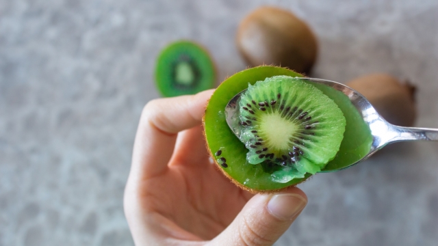 Il kiwi? Sarebbe meglio mangiarlo con la buccia. Ecco perché