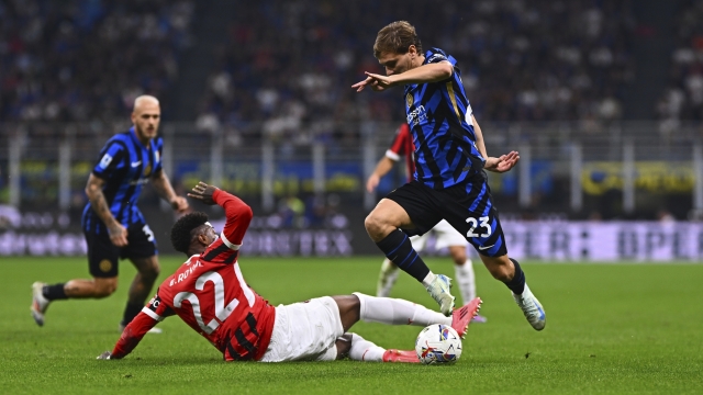 MILAN, ITALY - SEPTEMBER 22: Nicolò Barella of FC Internazionale competes for the ball with Emerson Royal of AC Milan during the Serie A match between FC Internazionale and AC Milan at Stadio Giuseppe Meazza on September 22, 2024 in Milan, Italy. (Photo by Mattia Ozbot - Inter/Inter via Getty Images)