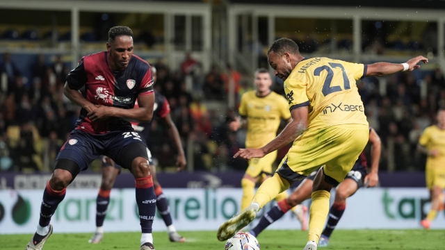 Parma's Hernani Jr fights for the ball with Cagliari's Terry Mina during the Serie A Enilive 2024/2025 match between Parma and Cagliari - Serie A Enilive at Ennio Tardini Stadium - Sport, Soccer - Parma, Italy - Monday September 30, 2024 (Photo by Massimo Paolone/LaPresse)