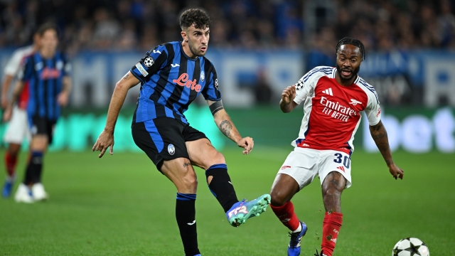 BERGAMO, ITALY - SEPTEMBER 19: Matteo Ruggeri of Atalanta passes the ball under pressure from Raheem Sterling of Arsenal during the UEFA Champions League 2024/25 League Phase MD1 match between Atalanta BC and Arsenal FC at Stadio di Bergamo on September 19, 2024 in Bergamo, Italy. (Photo by Justin Setterfield/Getty Images)