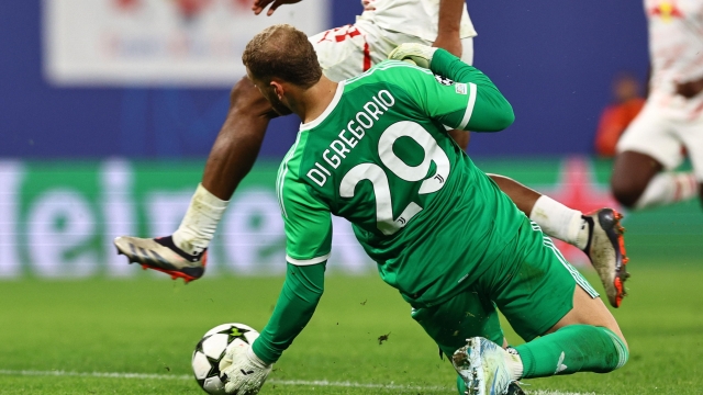 epa11638719 Goalkeeper Michele Di Gregorio of Juventus in action during the UEFA Champions League match between RB Leipzig and Juventus in Leipzig, Germany, 02 October 2024.  EPA/FILIP SINGER