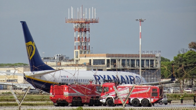 Un aereo Ryanair in partenza da Brindisi  e diretto a Torino fermo sulla pista a causa di un principio d'incendio al motore a Brindisi, 3 ottobre 2024.  ANSA/Max Frigione