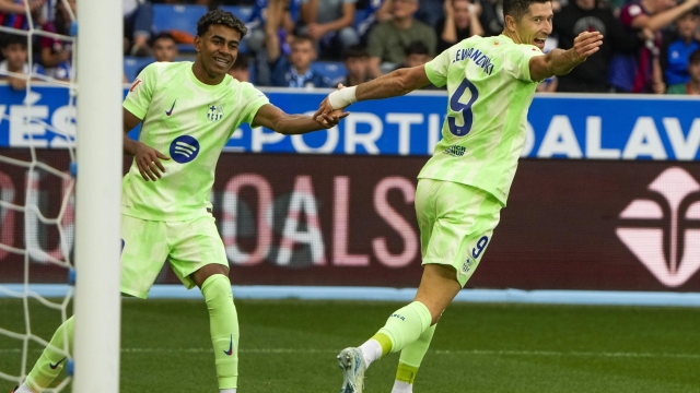 epa11645852 FC Barcelona's Robert Lewandowski (R) celebrates with teammate Lamine Yamal after scoring the 0-3 goal during the Spanish LaLiga soccer match between Deportivo Alaves and FC Barcelona, in Vitoria, Spain, 06 October 2024.  EPA/ADRIAN RUIZ HIERRO