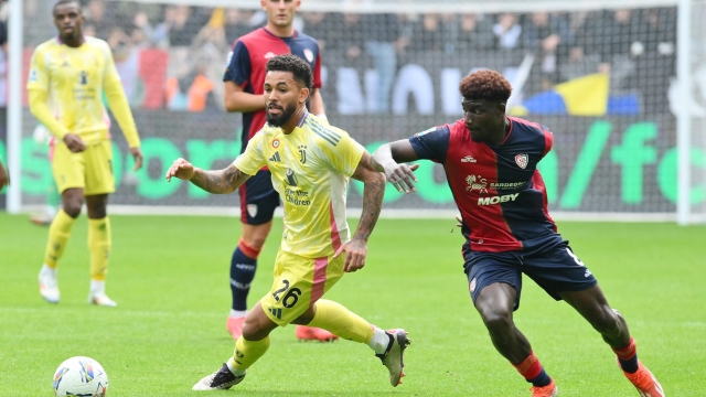 Juventus' Douglas luiz and Cagliari's Ndary Adopo in action during the  italian Serie A soccer match Juventus  FC vs Cagliari Calcio at the Allianz Stadium in Turin, Italy, 6 October 2024 ANSA/ALESSANDRO DI MARCO