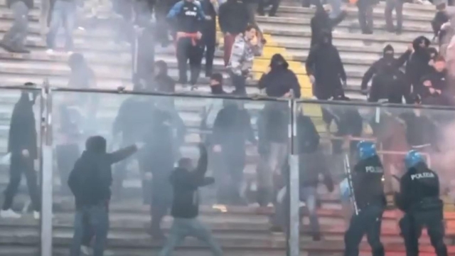 I tifosi del Catania invadono il campo del Padova per rubare uno striscione agli ultras