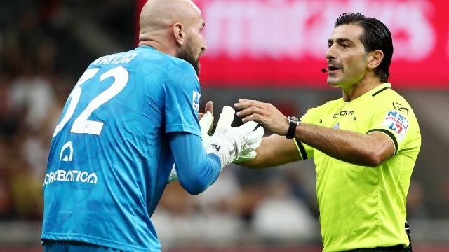 MILAN, ITALY - AUGUST 17: Referee Fabio Maresca speaks with Vanja Milinkovic-Savic of Torino during the Serie A match between AC Milan and Torino at Stadio Giuseppe Meazza on August 17, 2024 in Milan, Italy. (Photo by Marco Luzzani/Getty Images)