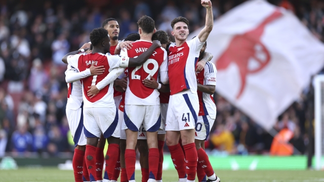 Arsenal players celebrate their victory at the English Premier League soccer match between Arsenal and Leicester City at the Emirates Stadium in London, Saturday, Sept. 28, 2024. (AP Photo/Ian Walton)