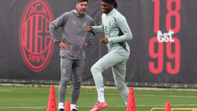 CAIRATE, ITALY - SEPTEMBER 30: Head coach AC Milan Paulo Fonseca and Rafael Leao look on before the UEFA Champions League 2024/25 League Phase MD2 match during AC Milan training session at Milanello on September 30, 2024 in Cairate, Italy. (Photo by Claudio Villa/AC Milan via Getty Images)