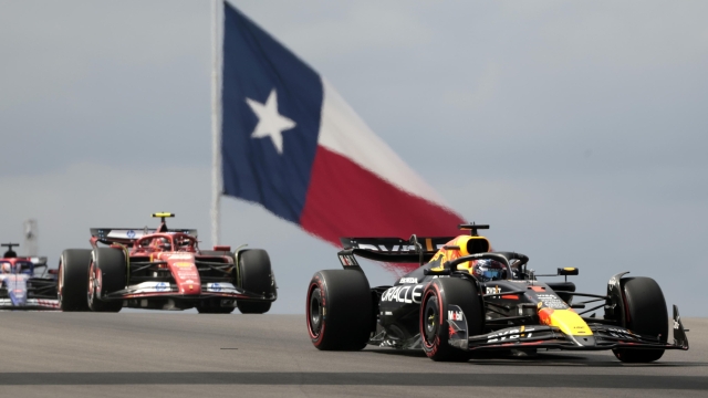 epa11667412 Max Verstappen of the Neatherlands for Team Red Bull Racing (R) and Carlos Sainz of Spain of Team Ferrari (L) in action during the free practice session for the Formula One United States Grand Prix in Austin, TX, USA, 18 October 2024. The 2024 Formula 1 United States Grand Prix is held at the Circuit of the Americas on 20 October.  EPA/JOHN MABANGLO