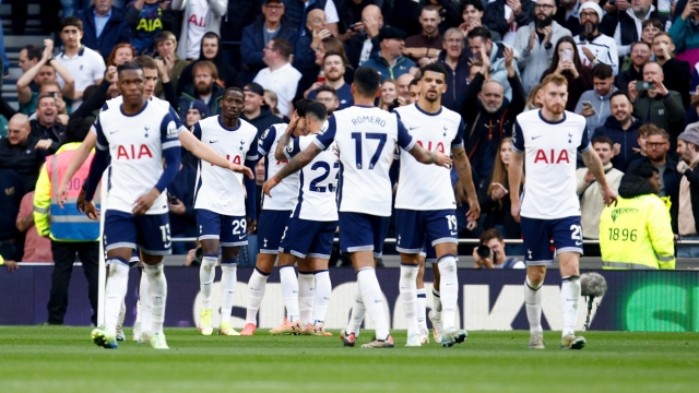 epa11668533 Heung-Min Son of Tottenham (C) celebrates scoring the 4-1 goal during the English Premier League match between Tottenham Hotspur and West Ham United, in London, Britain, 19 October 2024.  EPA/DAVID CLIFF EDITORIAL USE ONLY. No use with unauthorized audio, video, data, fixture lists, club/league logos, 'live' services or NFTs. Online in-match use limited to 120 images, no video emulation. No use in betting, games or single club/league/player publications.