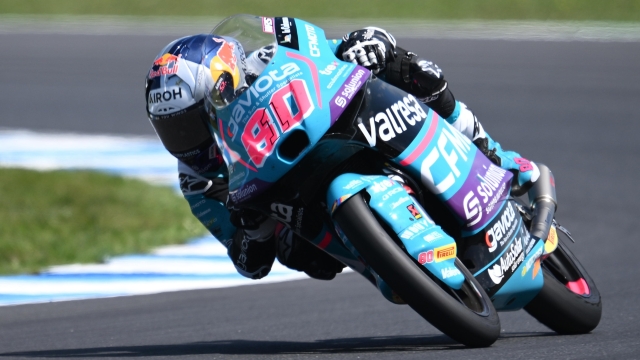 epa11669843 David Alonso of Colombia for CFMOTO Aspar Team in action during the Moto3 race as part of the Australian Motorcycle Grand Prix at the Phillip Island Grand Prix Circuit in Phillip Island, Australia, 20 October 2024.  EPA/JOEL CARRETT AUSTRALIA AND NEW ZEALAND OUT