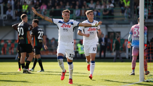 VENICE, ITALY - OCTOBER 20: Mateo Retegui of Atalanta celebrates Mario Pasalic's goal during the Serie A match between Venezia and Atalanta at Stadio Pier Luigi Penzo on October 20, 2024 in Venice, Italy. (Photo by Timothy Rogers/Getty Images)