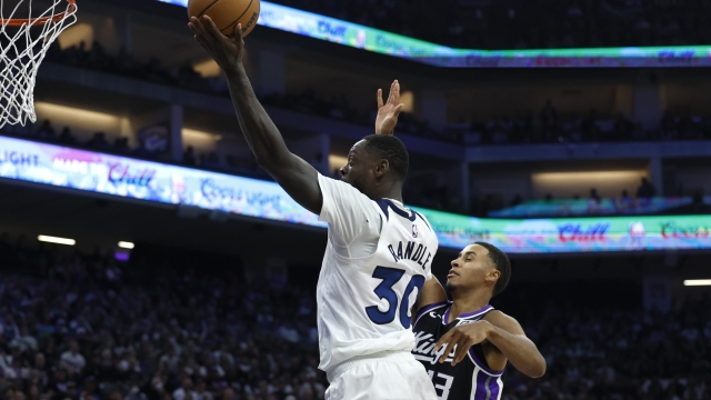 epa11682025 Minnesota Timberwolves forward Julius Randle (L) goes to the basket while drawing a foul by Sacramento Kings forward Keegan Murray (R) during the first half of the NBA basketball game between the Sacramento Kings and the Minnesota Timberwolves in Sacramento, California, USA, 24 October 2024.  EPA/JOHN G. MABANGLO SHUTTERSTOCK OUT