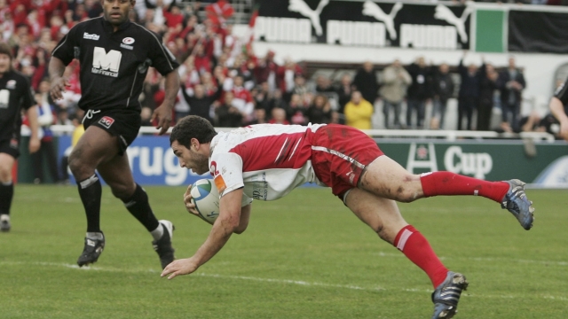 BIARRITZ, FRANCE- JANUARY 21:  Federico Martin Aramburu of Biarritz dives over to score the first try during the Heineken Cup match between Biarritz Olympique and Saracens at Parc des Sports Aguilera on January 21, 2006 in Biarritz, France. (Photo by David Rogers/Getty Images).