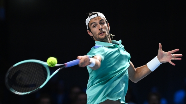 VIENNA, AUSTRIA - OCTOBER 25: Lorenzo Musetti of Italy plays a forehand against Alexander Zverev of Germany in their quarter final match during day five of the Erste Bank Open 2024 at Wiener Stadthalle on October 25, 2024 in Vienna, Austria. (Photo by Thomas Kronsteiner/Getty Images)