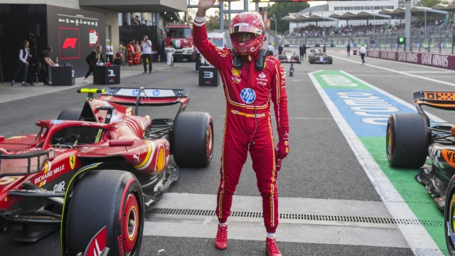 Ferrari driver Carlos Sainz, of Spain, waves after winning the pole position for the Formula One Mexico Grand Prix auto race at the Hermanos Rodriguez racetrack in Mexico City, Saturday, Oct. 26, 2024. (AP Photo/Fernando Llano)