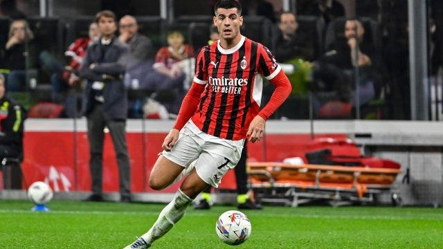 MILAN, ITALY - OCTOBER 29: Álvaro Morata of AC Milan drives the ball during the Serie A match between AC Milan and Napoli at Stadio Giuseppe Meazza on October 29, 2024 in Milan, Italy. (Photo by Diego Puletto/AC Milan via Getty Images)