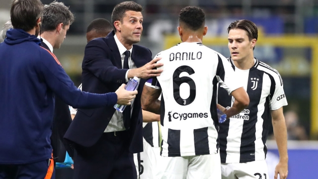 MILAN, ITALY - OCTOBER 27: Thiago Motta, Head Coach of Juventus, interacts with his players Danilo and Nicolo Fagioli during the Serie A match between FC Internazionale and Juventus at Stadio Giuseppe Meazza on October 27, 2024 in Milan, Italy. (Photo by Marco Luzzani/Getty Images)