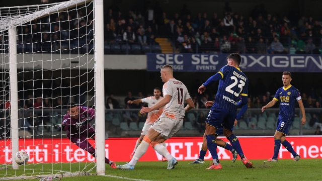 VERONA, ITALY - NOVEMBER 03: Artem Dovbyk of AS Roma scores his team second goal during the Serie A match between Verona and AS Roma at Stadio Marcantonio Bentegodi on November 03, 2024 in Verona, Italy. (Photo by Alessandro Sabattini/Getty Images)