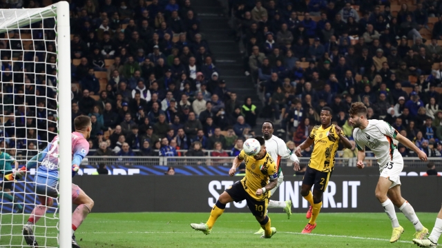 MILAN, ITALY - NOVEMBER 03: Lautaro Martinez of FC Internazionale scores his team's first goal during the Serie A match between FC Internazionale and Venezia at Stadio Giuseppe Meazza on November 03, 2024 in Milan, Italy. (Photo by Marco Luzzani/Getty Images)