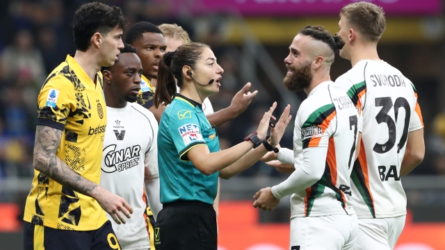 MILAN, ITALY - NOVEMBER 03: Referee Maria Ferrieri Caputi interacts with Francesco Zampano of Venezia during the Serie A match between FC Internazionale and Venezia at Stadio Giuseppe Meazza on November 03, 2024 in Milan, Italy. (Photo by Marco Luzzani/Getty Images)