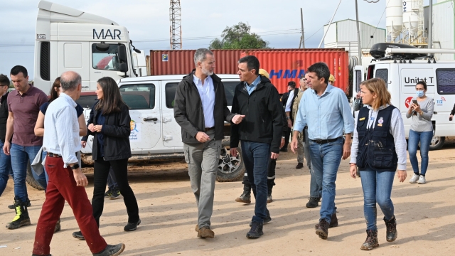 Il Premier spagnolo Pedro Sanchez e il re Felipe e la regina Letizia visitano le zone alluvionate, 3 novembre 2024. ANSA/ UFFICIO STAMPA  +++ ANSA PROVIDES ACCESS TO THIS HANDOUT PHOTO TO BE USED SOLELY TO ILLUSTRATE NEWS REPORTING OR COMMENTARY ON THE FACTS OR EVENTS DEPICTED IN THIS IMAGE; NO ARCHIVING; NO LICENSING +++ NPK +++