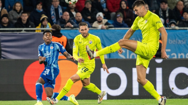 epa11703397 Cesar Blackman of Slovan (L) in action against Marko Pjaca (C) and Raul Torrente (R) of Zagreb during the UEFA Champions League match between Slovan Bratislava and GNK Dinamo Zagreb in Bratislava, Slovakia, 05 November 2024.  EPA/JAKUB GAVLAK