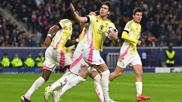 LILLE, FRANCE - NOVEMBER 05: Dusan Vlahovic of Juventus celebrates after scoring a goal during the UEFA Champions League 2024/25 Phase MD4 match between LOSC Lille and Juventus at Stade Pierre Mauroy on November 05, 2024 in Lille, France. (Photo by Filippo Alfero - Juventus FC/Juventus FC via Getty Images)