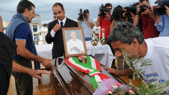 Un momento dei funerali di  Angelo Vassallo, il sindaco  ucciso nella tarda serata del 5 settembre scorso in un agguato, a Pollica (Salerno). ANSA/ PASQUALE STANZIONE