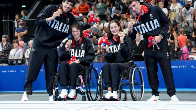 Gli azzurri Stefano Raimondi, Giulia Terzi, Xenia Francesca Palazzo e Simone Barlaam conquistano l'oro nella staffetta 4X100 mista stile libero in piscina alle Paralimpiadi di Parigi, 7 settembre 2024 ANSA/ CIP - Simone Ferraro ANSA PROVIDES ACCESS TO THIS HANDOUT PHOTO TO BE USED SOLELY TO ILLUSTRATE NEWS REPORTING OR COMMENTARY ON THE FACTS OR EVENTS DEPICTED IN THIS IMAGE; NO ARCHIVING; NO LICENSING NPK