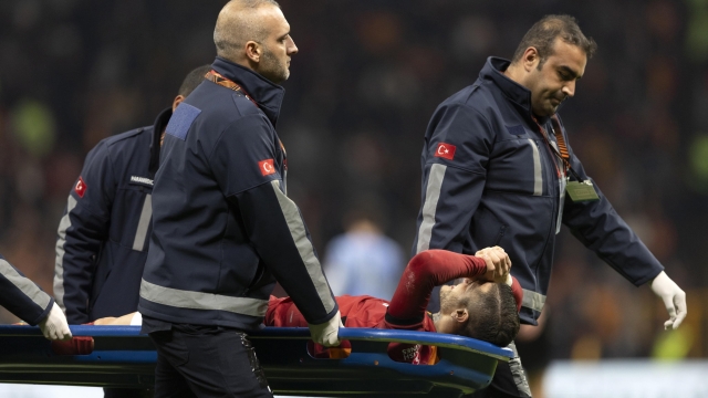 epa11708170 Medics carry Mauro Icardi of Galatasaray after an injury during the UEFA Europa League match between Galatasaray SK and Tottenham Hotspur in Istanbul, Turkey, 07 November 2024.  EPA/TOLGA BOZOGLU