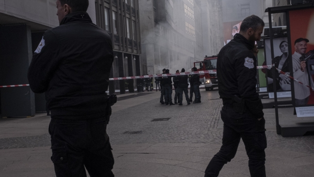 Corso Vittorio Emanuele. Incendio avvenuto a seguito di un cortocircuito nei sotterranei del palazzo. - Cronaca - Milano, Italia - Venerdì 8 novembre 2024 (Foto Alessandro Cimma/Lapresse)    Corso Vittorio Emanuele. Fire occurred as a result of a short circuit in the basement of the building. - Chronicle - Milan, Italy - Friday, November 8, 2024 (Photo Alessandro Cimma/Lapresse)