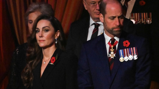 Kate Middleton torna in pubblico alla Royal Albert Hall: le foto con William e Re Carlo