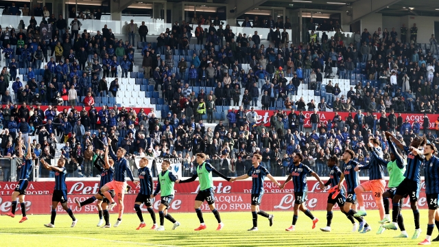 BERGAMO, ITALY - NOVEMBER 10: Players of Atalanta celebrate after the team's victory in the Serie A match between Atalanta and Udinese at Gewiss Stadium on November 10, 2024 in Bergamo, Italy. (Photo by Marco Luzzani/Getty Images)