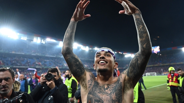 (FILES) Fiorentina's Brazil's defender Dodo celebrates after winning the UEFA Conference League semi-final second leg football match between Fiorentina and Basel, at the Saint Jakob-Park stadium, in Basel, Switzerland, on May 18, 2023. Brazil recalled defenders Alex Telles and Dodo for the qualifying match against Uruguay, following the physical problems suffered by Guilherme Arana and the suspension of Vanderson, informed the Brazilian Football Confederation (CBF) on November 15, 2024. (Photo by Sebastien Bozon / AFP)