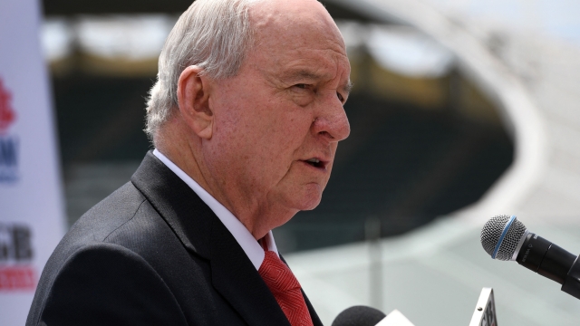 (FILES) Barbarians rugby coach Alan Jones speaks at a press conference in Sydney on October 13, 2017, ahead of their match against the Australian Wallabies. Former Australian rugby coach and star broadcaster Alan Jones was arrested on November 18, 2024, for alleged "sexual touching offences", police said. (Photo by WILLIAM WEST / AFP)